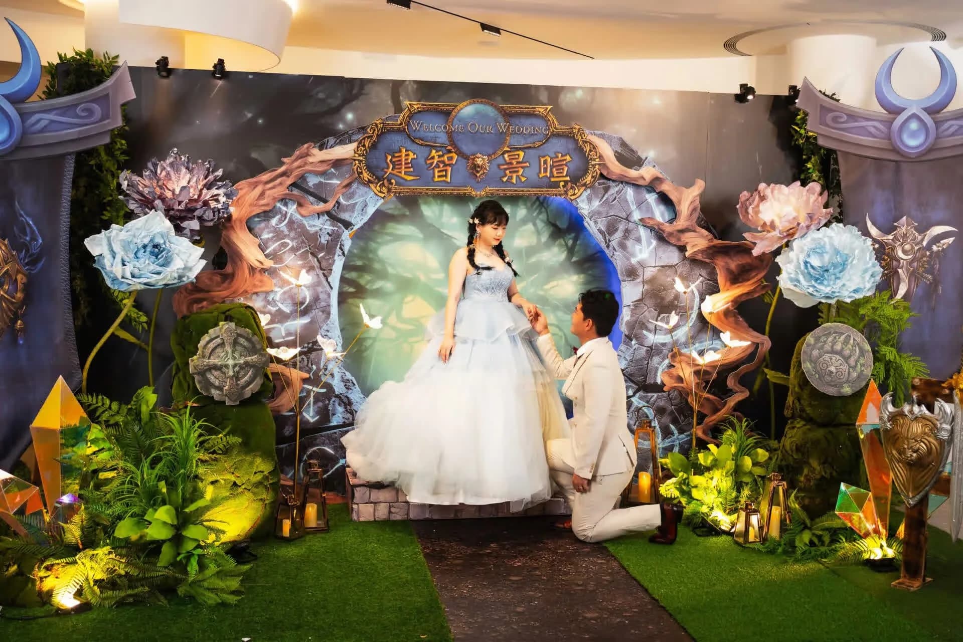 魔幻主題婚禮,新郎向穿淺藍婚紗的新娘單膝求婚,藍綠色調。